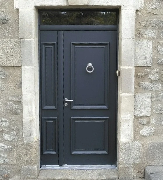 Façade extérieure en pierre naturelle avec porte d'entrée principale