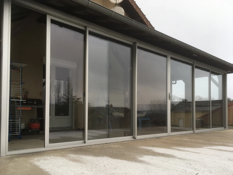 Façade extérieure d'un bâtiment moderne avec grande baie vitrée coulissante