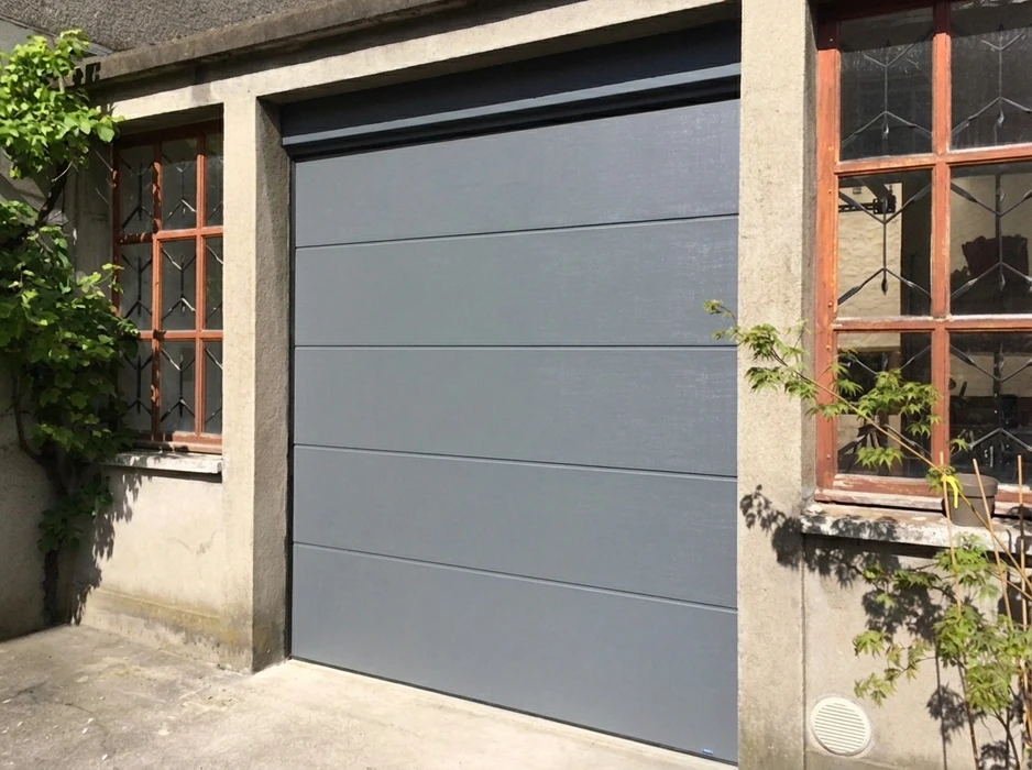 Façade extérieure en pierre naturelle avec porte d'entrée principale