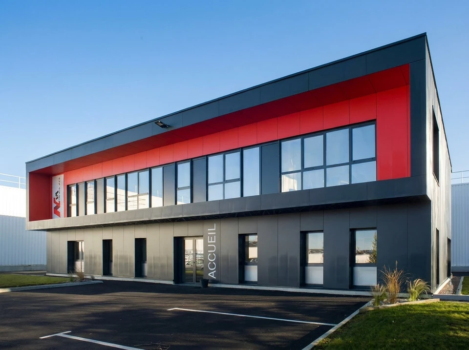 Ouvrier en uniforme rouge installant une fenêtre sur chantier extérieur