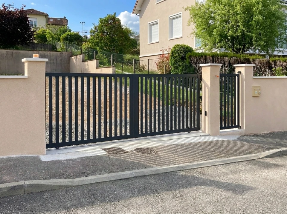 Ouvrier en tenue bleue et casquette installant une porte en bois dans un intérieur résidentiel en construction