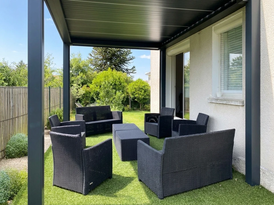 Terrasse extérieure aménagée avec mobilier de jardin en rotin et bois, quatre personnes réunies autour d'une table pour un repas convivial