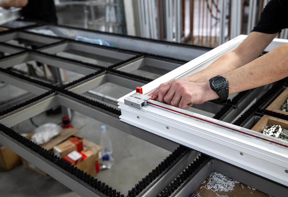 Intérieur moderne avec fauteuil en cuir noir, mobilier mid-century et lampadaire arqué