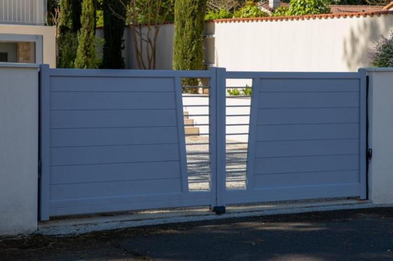 Pose de portail, quels matériaux privilégier pour la durabilité ?