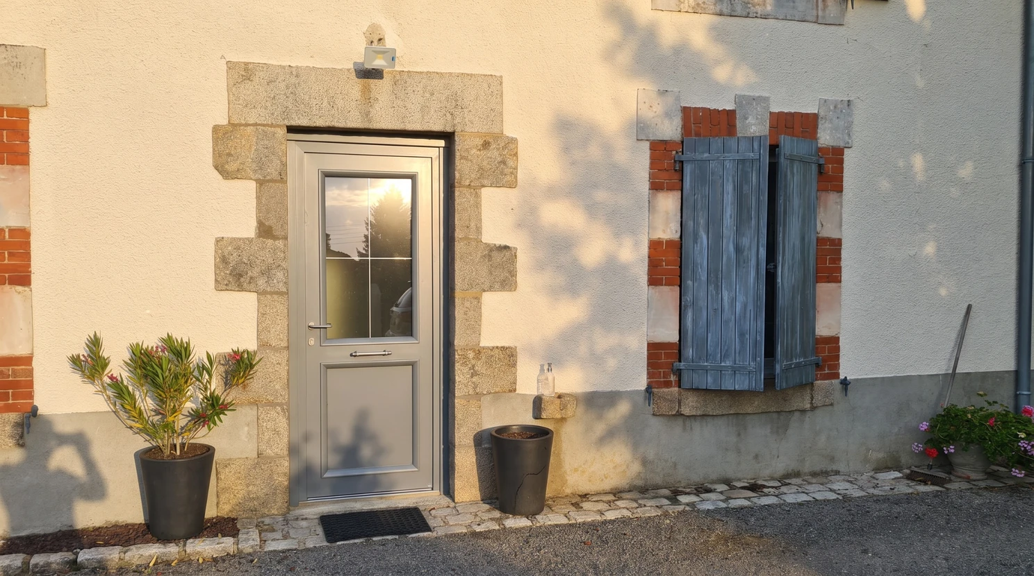 Pergola moderne en aluminium sur le patio arrière avec des sièges extérieurs, bain à remous et plantes décoratives dans un jardin résidentiel