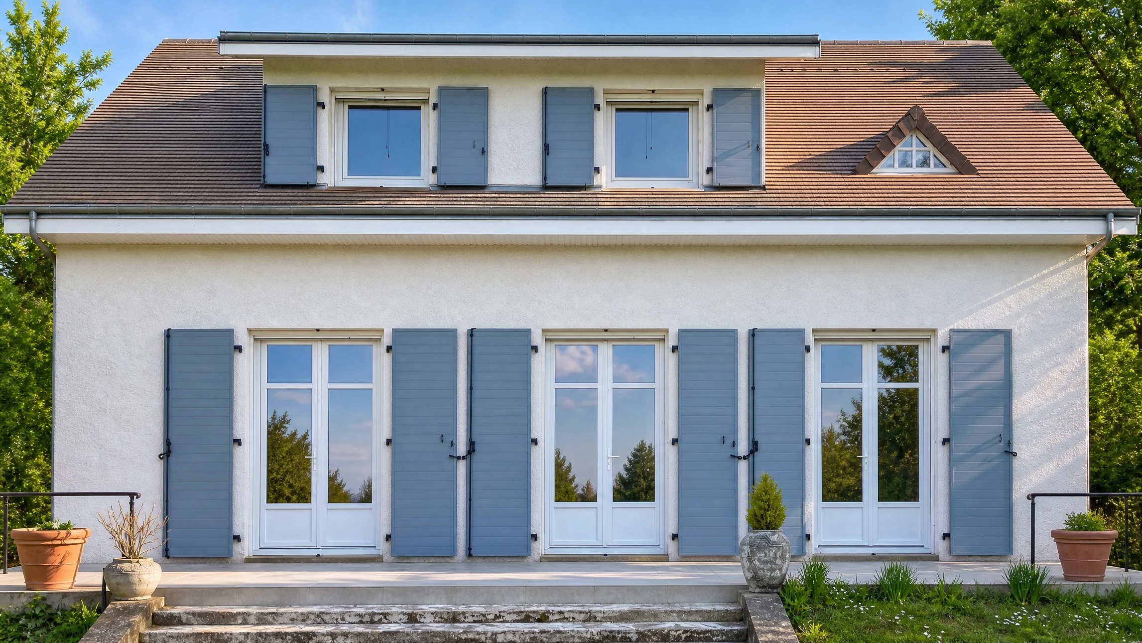 Installateur professionnel en casquette effectuant la pose d'une fenêtre PVC blanche à double vitrage dans un intérieur résidentiel